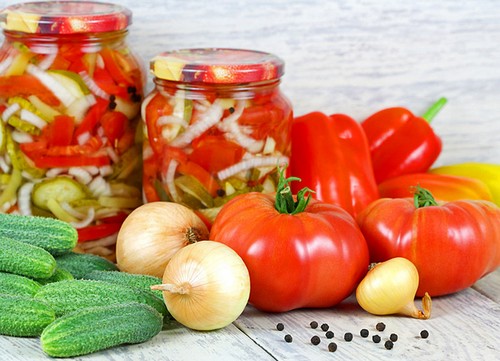 Консервированные салаты с помидорами - изображение