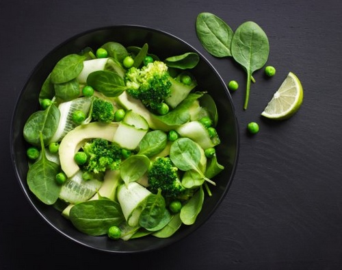 Зеленые салаты на тарелке - изображение